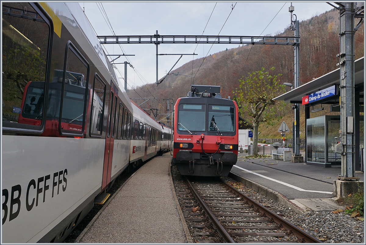 In Champ-du-Moulin ausgestiegen und schon befinde ich mich auf dem schmalen Mittelperron zwischen den Gleisen während im Hintergrund der Gegenzug Champ-du-Moulin in Richtung Travers verlässt.

23. Nov. 2019