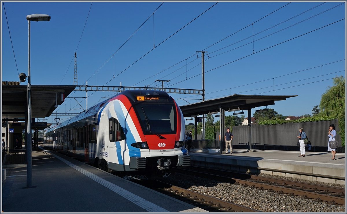 In Coppet endet der Regionalverkehr aus Genève, doch bestehen mit den RE von und nach Vevey (im Sommerfahrplan 2018 sogar bis Fribourg) ausgezeichnete Anschlüsse zur Weiterfahrt. 
Der aus Lancy Pont Rouge angekommen RABe 522 221 Léman Express wendet hier und fährt als Regionalzug nach Lancy-Pont Rouge zurück.
19. Juni 2018