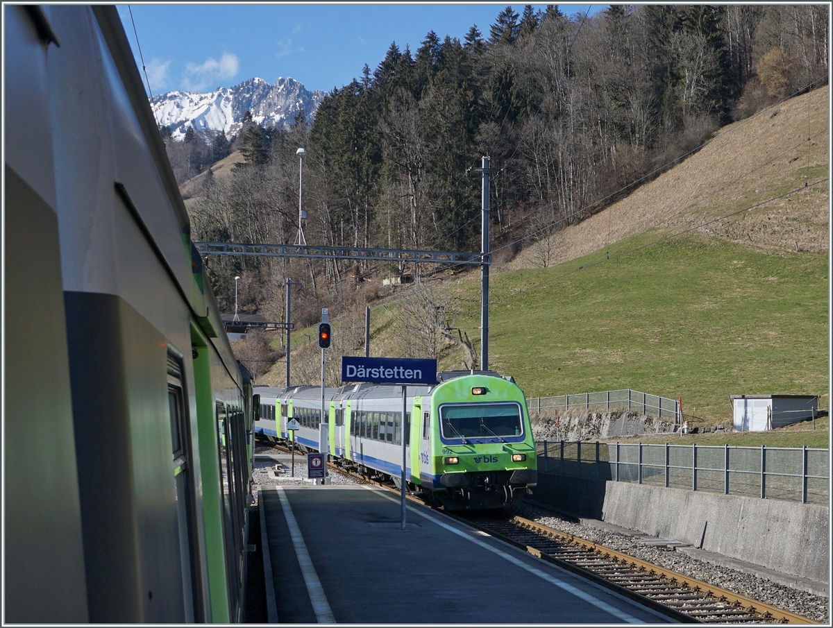 In Därstetten kreuzen sich jede zweite Stunde die RE Zweisimmen - Interlaken, und vermitteln dadurch eine (kleinen) Bahnhof voller EW III-Wagen...


12. Feb. 2021