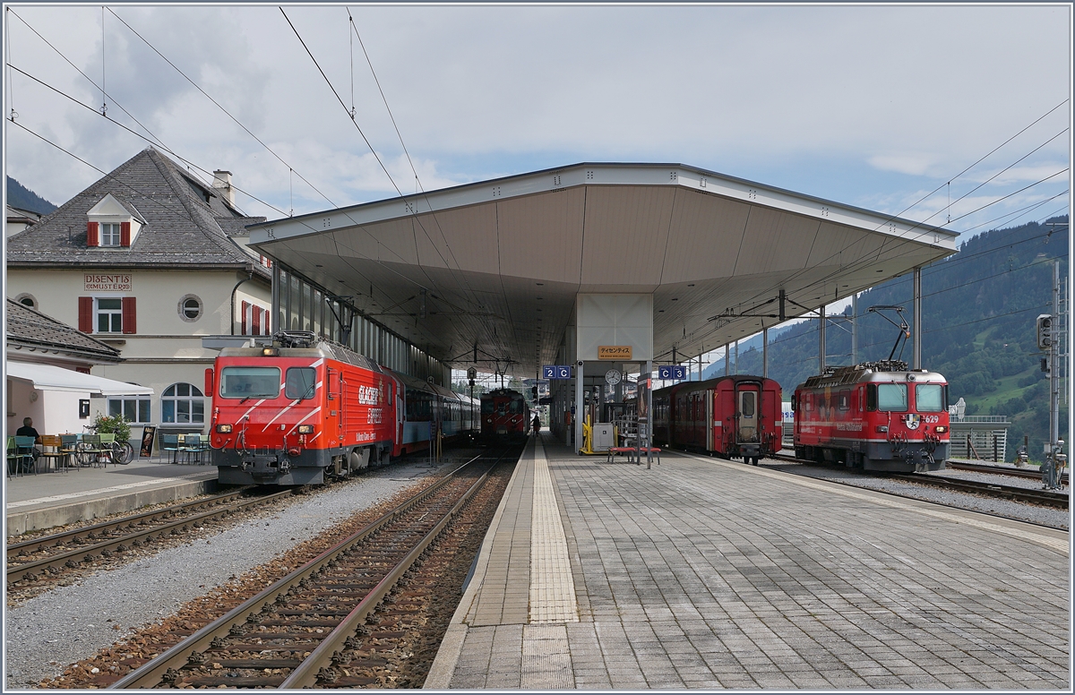 In Disentis hat die MGB HGe 4/4 II N° 4 die im Bild rechts zu sehende RhB Ge 4/4 II 629 vor dem Glacier Express abgelöst und wartet nun auf die Abfahrt in Richtung Zermatt. 

16. Sept. 2020