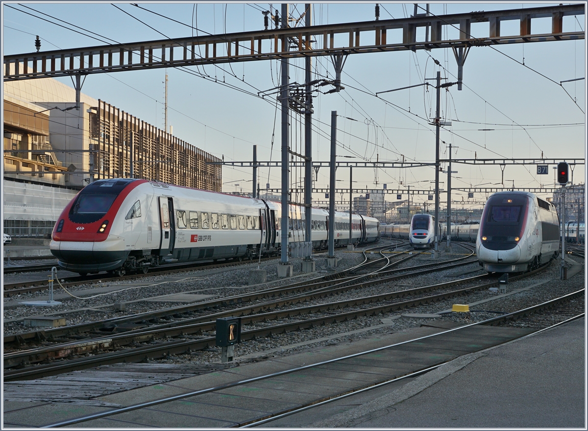 In Genève wartet neben zwei Lyria TGV nach Marseille und Paris auch ein ICN auf den nächsten Einsatz. 

23. März 2019