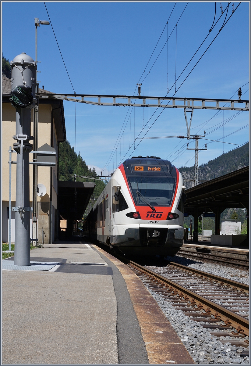 In Göschenen neben dem Wasserkran wartet der TILO Flirt 524 116 auf die Weiterfahrt nach Erstfeld. Der Wasserkran wurde in der Zwischenzeit wieder hergerichtet.
21. Mai 2017  