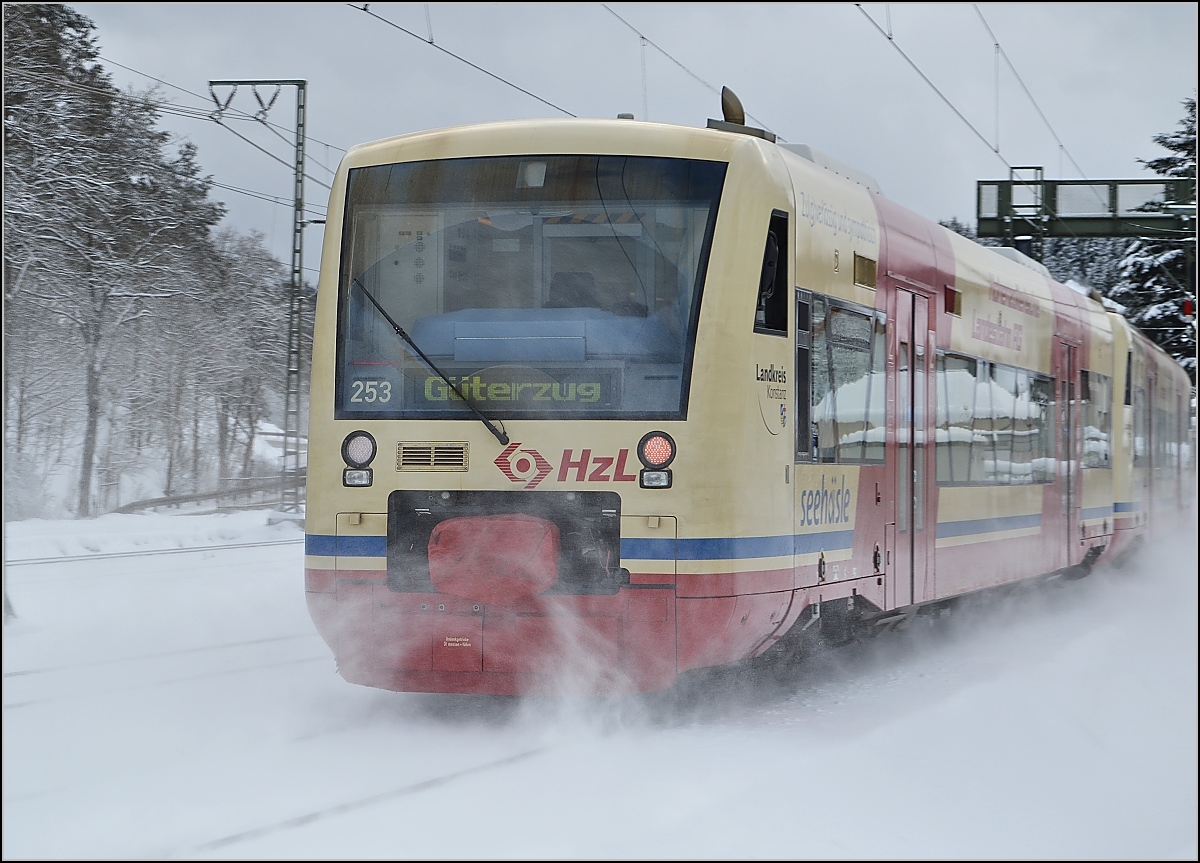 In die HzL Regio-Shuttles 251, 252, 253 des Seehäsle dürfen nur Güter einsteigen. Hattingen, Dezember 2014.