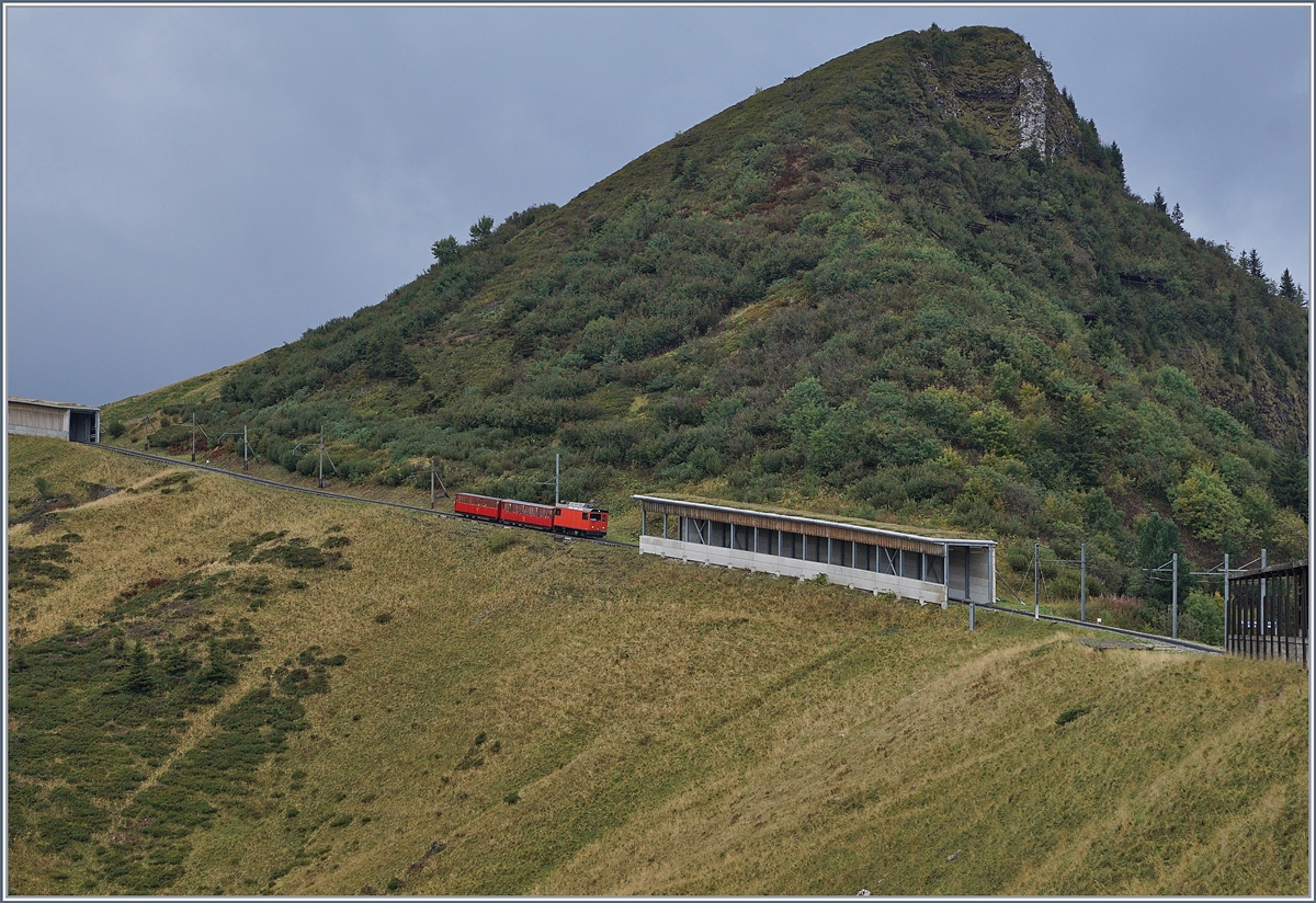 In Kürze erreicht die  Hem 2/2 N° 12 mit ihre Belle Epoque Zug den Bahnhof Jaman. 
16. Sept. 2017