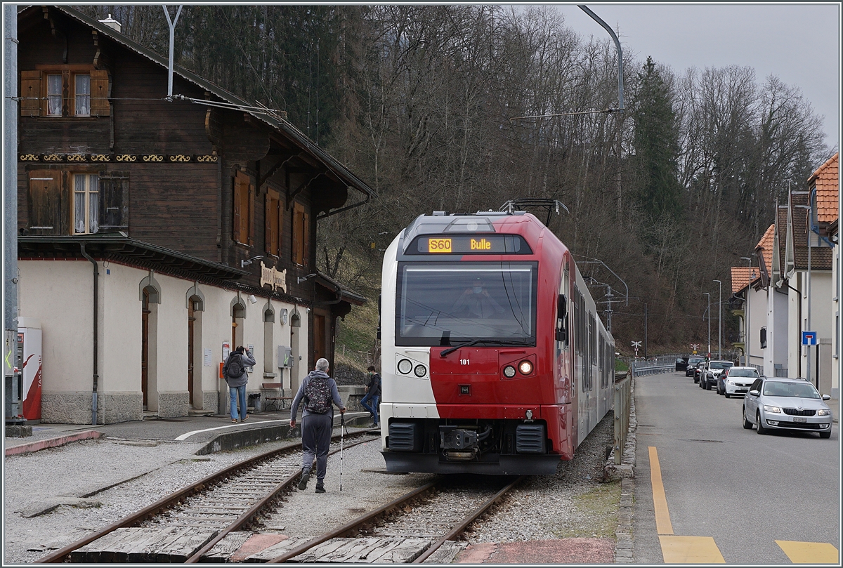 In den letzten Betriebstagen des Schmalspurverkehrs auf der Stecke nach Bulle wartet der TPF Be 2/4 B AB 2/2 101 in Broc Fabrique auf die Abfahrt. 

3. April 2021