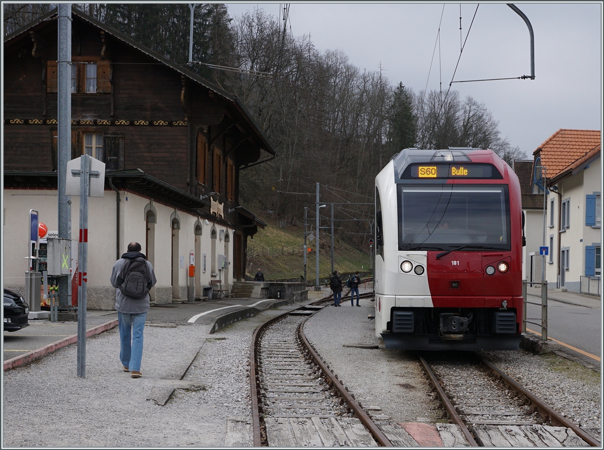 In den letzten Betriebstagen des Schmalspurverkehrs auf der Stecke nach Bulle wartet der TPF Be 2/4 B AB 2/2 101 in Broc Fabrique auf die Abfahrt.

3. April 2021