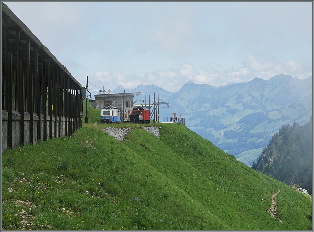 In luftiger Höhe, auf der Station Jaman, begegnet der talwärts fahrende Beh 2/4 203 dem Hem 2/2 N° 12.
3. Juli 2016  