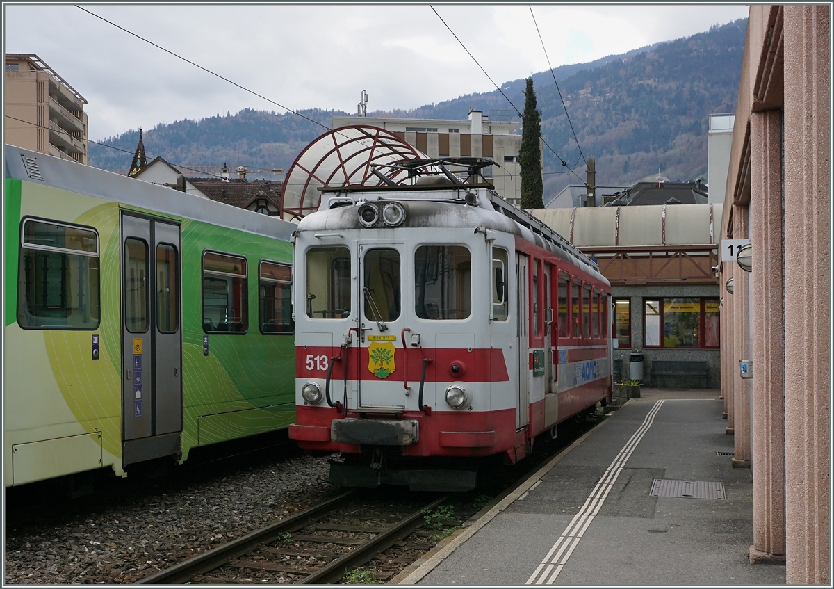 In Monthey-Ville wartet der AOMC BDeh 4/4 513 auf seinen nächsten Einsatz.
7. April 2016