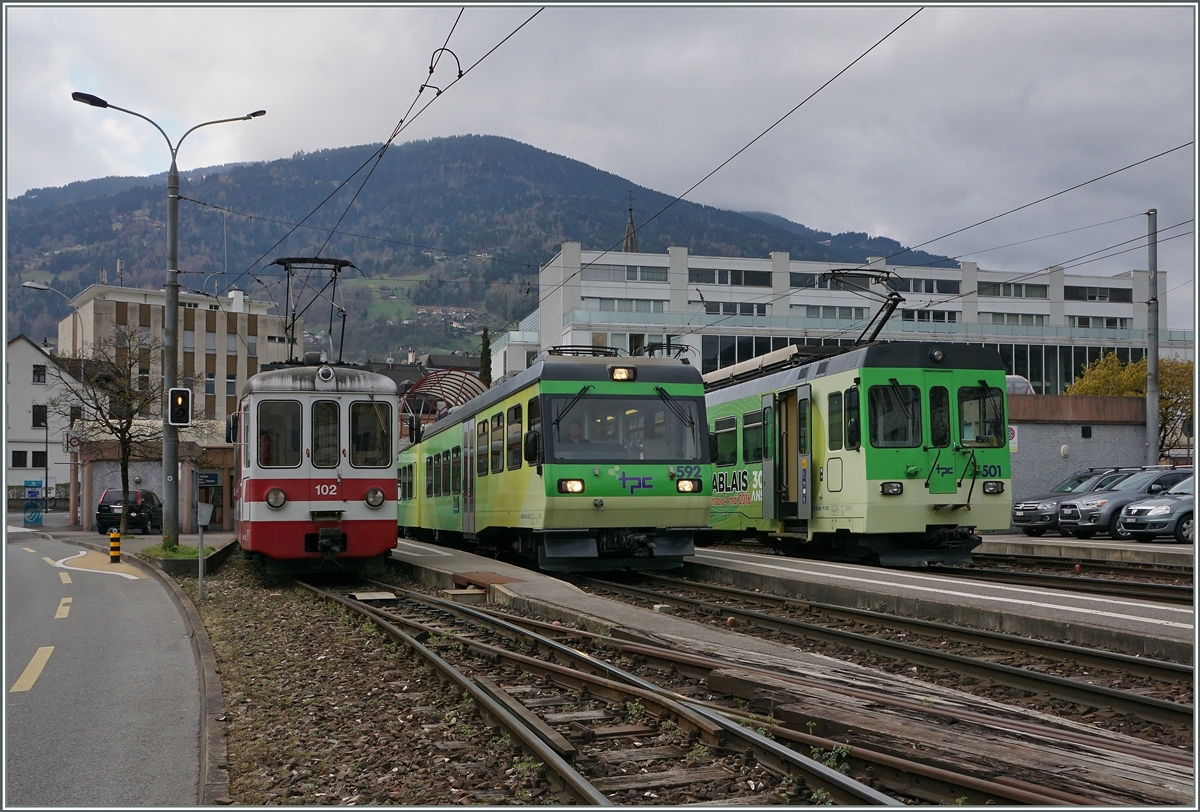 In Monthey-Ville zeigen sich der Be 4/4 102, der Bhe 4/8 592 und der BDeh 4/4 501. 

7. April 2016