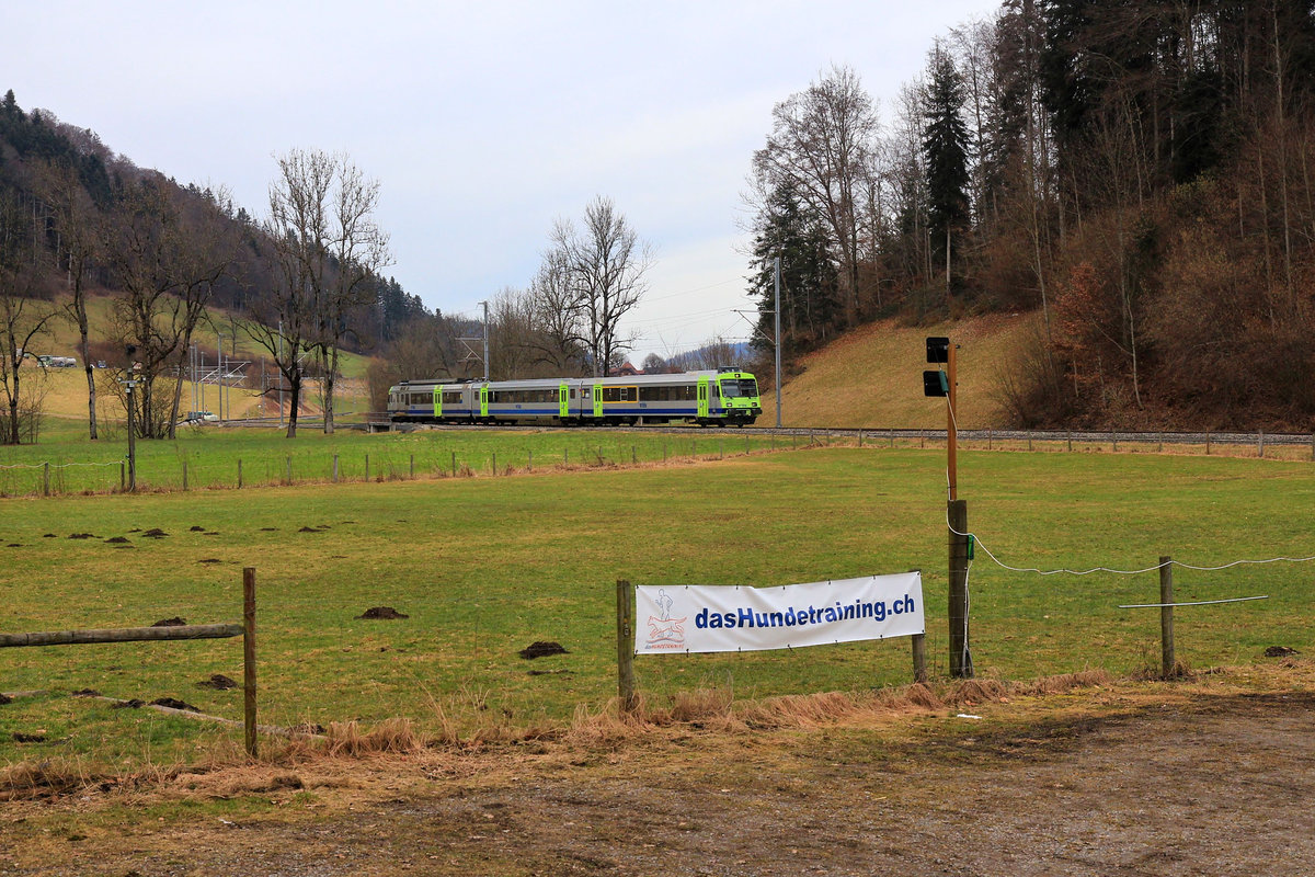 In Oberdiessbach - hier fahren die NPZ noch ohne Wagen mit Niedrig-Einstieg (sicher nicht mehr lange). Zug mit ehemaligem RM-Triebwagen 235 / Steuerwagen ABt 935 und NPZ Zwischenwagen. 16.Februar 2021 