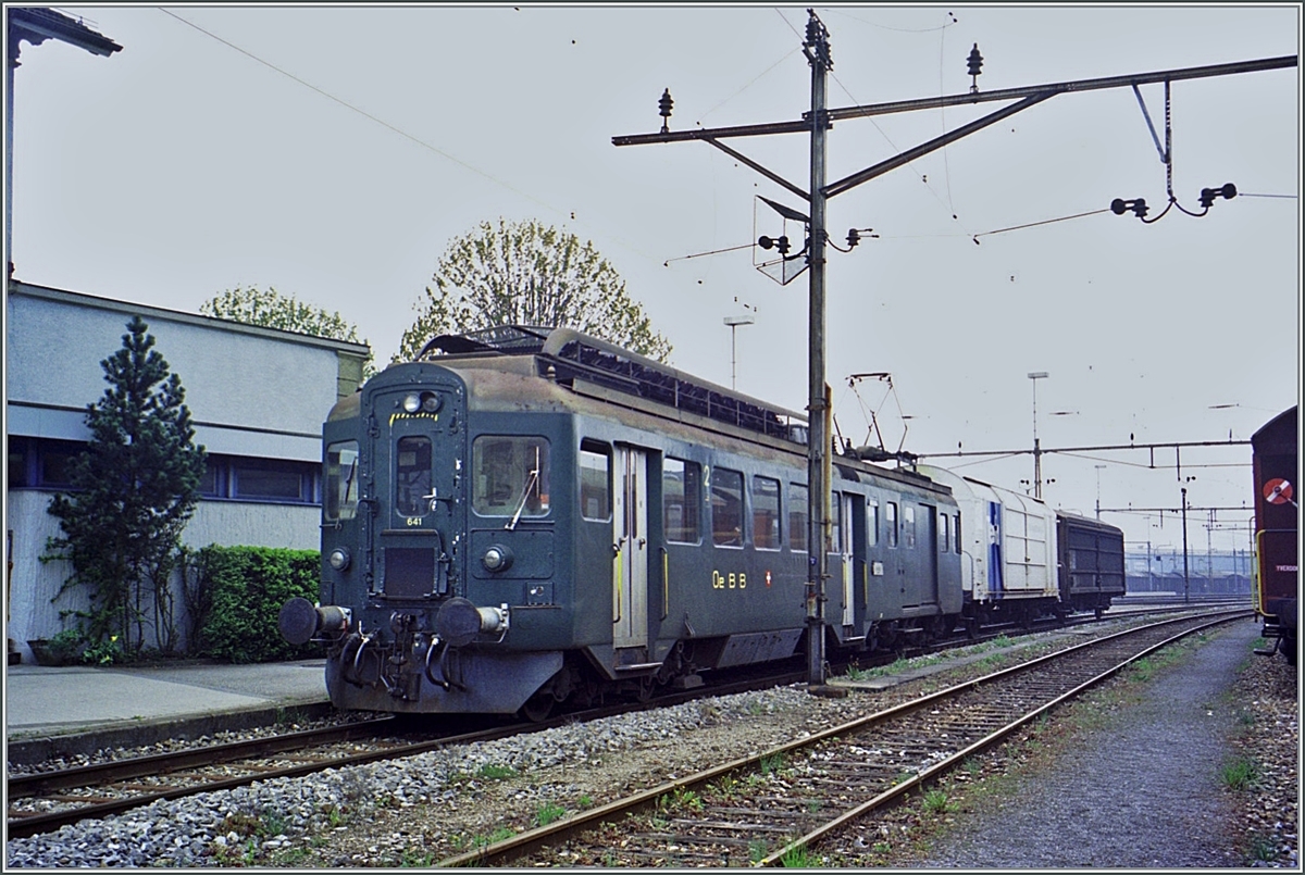 In Oensingen wartet der OeBB BDe 4/4 641 mit einen kurzen Güterzug auf die Abfahrt nach Balsthal.

Analogbild vom 24. April 2001