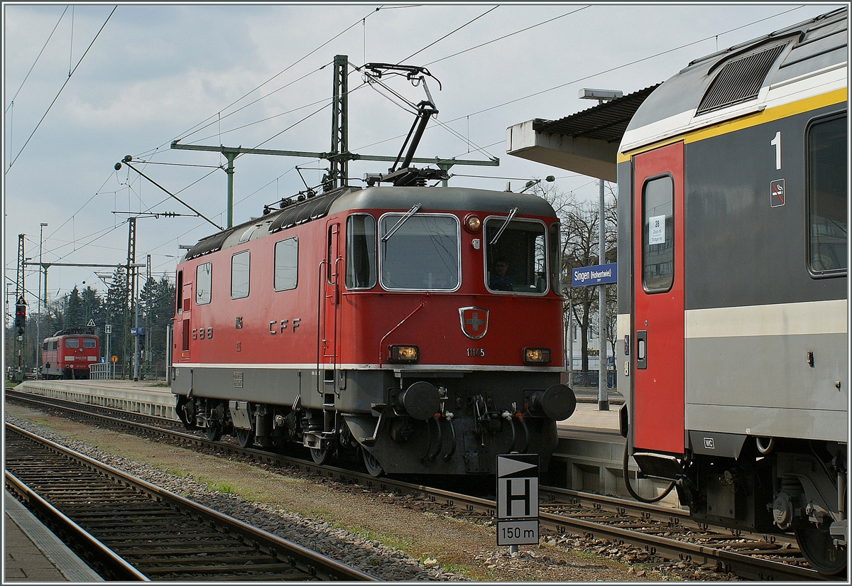 In Singen übernimmt die SBB Re 4/4 II 11145 einen IC von Stuttgart nach Zürich.
8. April 2010