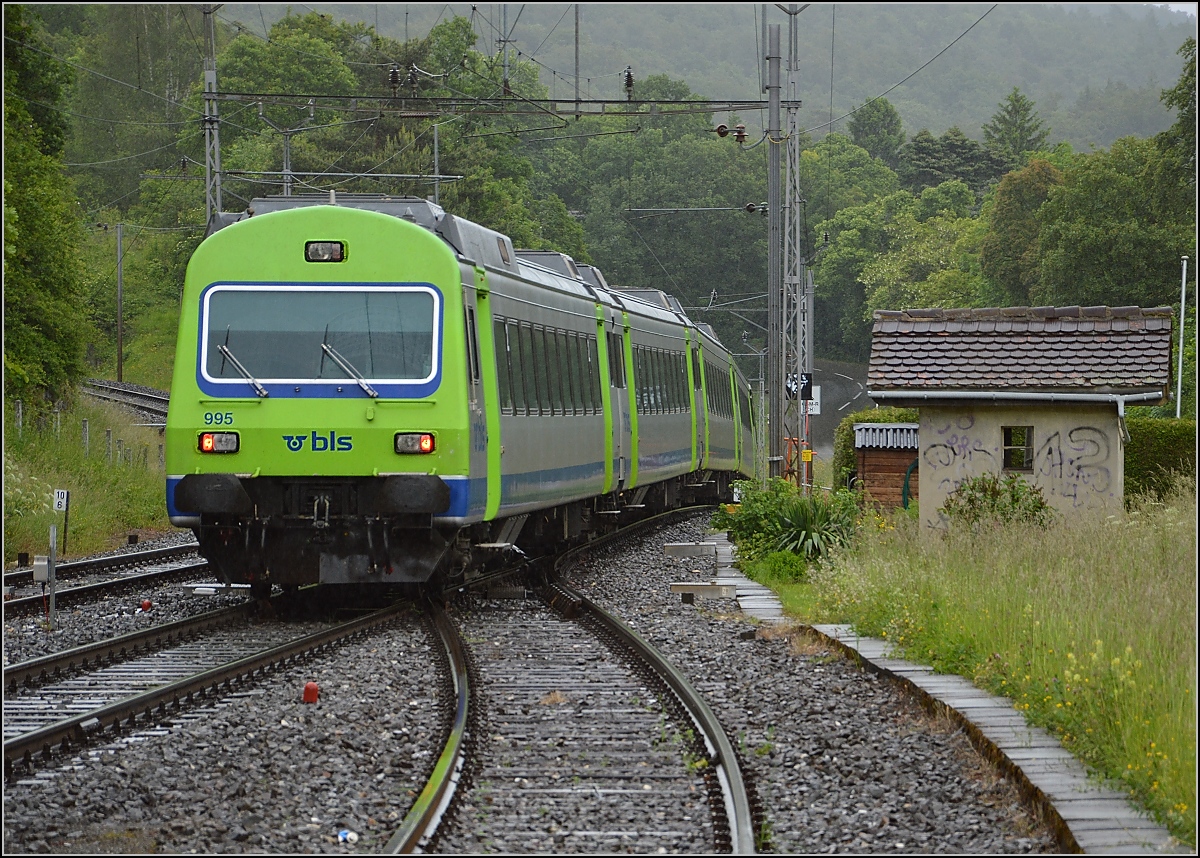 In der Spitzkehre von Chambrelien, die billige Ausführung um Höhe zu gewinnen, denn nach La-Chaux-de-Fonds geht es heftig bergauf. Die Höhendifferenz entspricht der Gotthardnordrampe, die Steigung ist mit 31°/oo noch etwas steiler. Der EW III-Pendelzug fährt nach dem Richtungswechsel weiter bergab nach Neuenburg. Juli 2016.