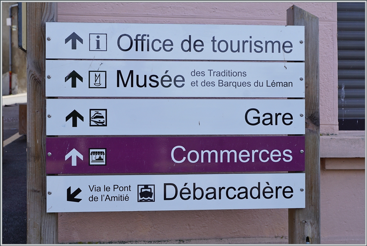 In St-Gingolph (France) zeigt ein Hinweisschild den Weg zum Bahnhof; wobei wohl der  Bahnhof in der Schweiz gemeint sein dürfte. 

17. Juni 2022