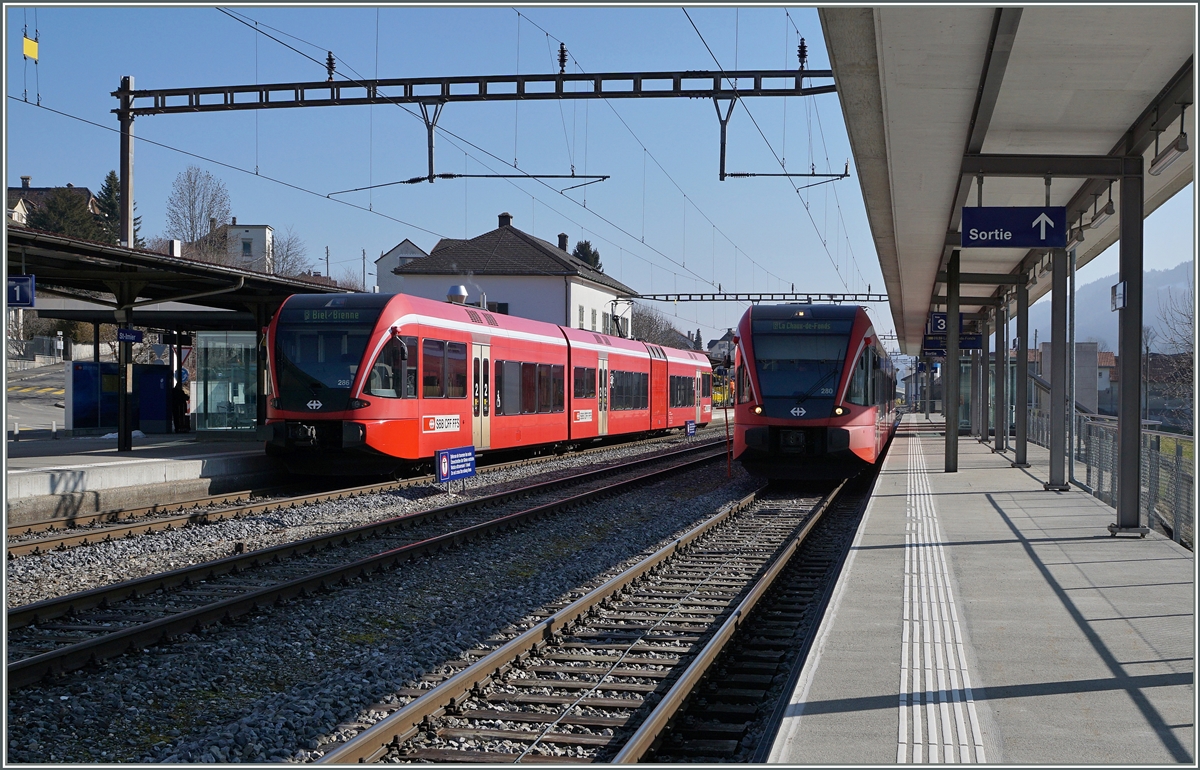 In St-Imier kreuzen sich die Regionalzüge 7217 und 7114.
18. März 2016