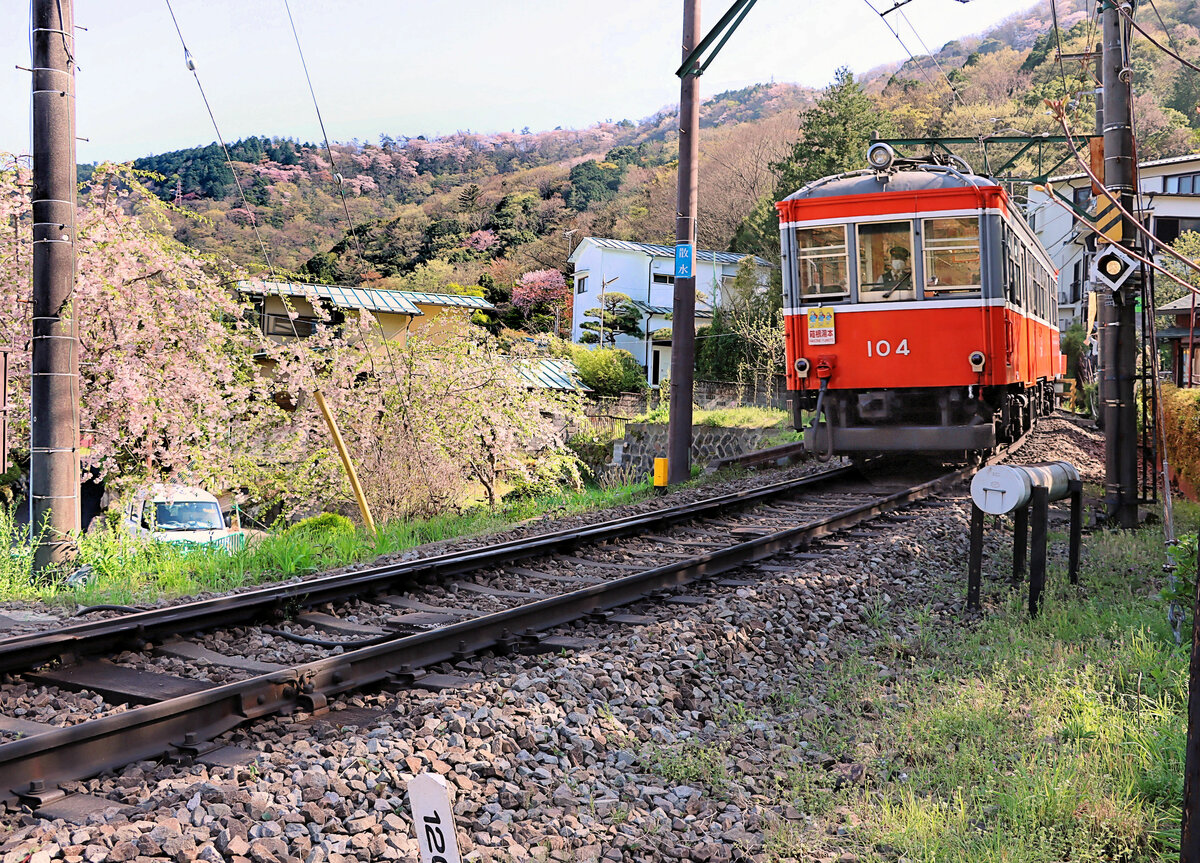 In der Steigung zwischen der oberen und der mittleren Spitzkehre. Abstieg des alten Zugs mit Triebwagen 104. Am Mast ist eine Tafel befestigt mit der Aufschrift 散水,
das heisst, der Wagenführer wird aufgefordert, Wasser auf die Schienen zu lassen (aus dem unter der Kupplung gut sichtbaren Wassertank). 12.April 2022  