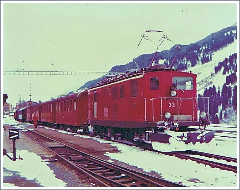 In den tiefsten Tiefen meinses Archives endeckt: ein qualitativ schlechtes, aber doch interessants Bild eines in Disentis wartenden FO-Regionalzuges nach Andermatt mit der HGe 4/4 N° 33 vom 13 März 1982.
