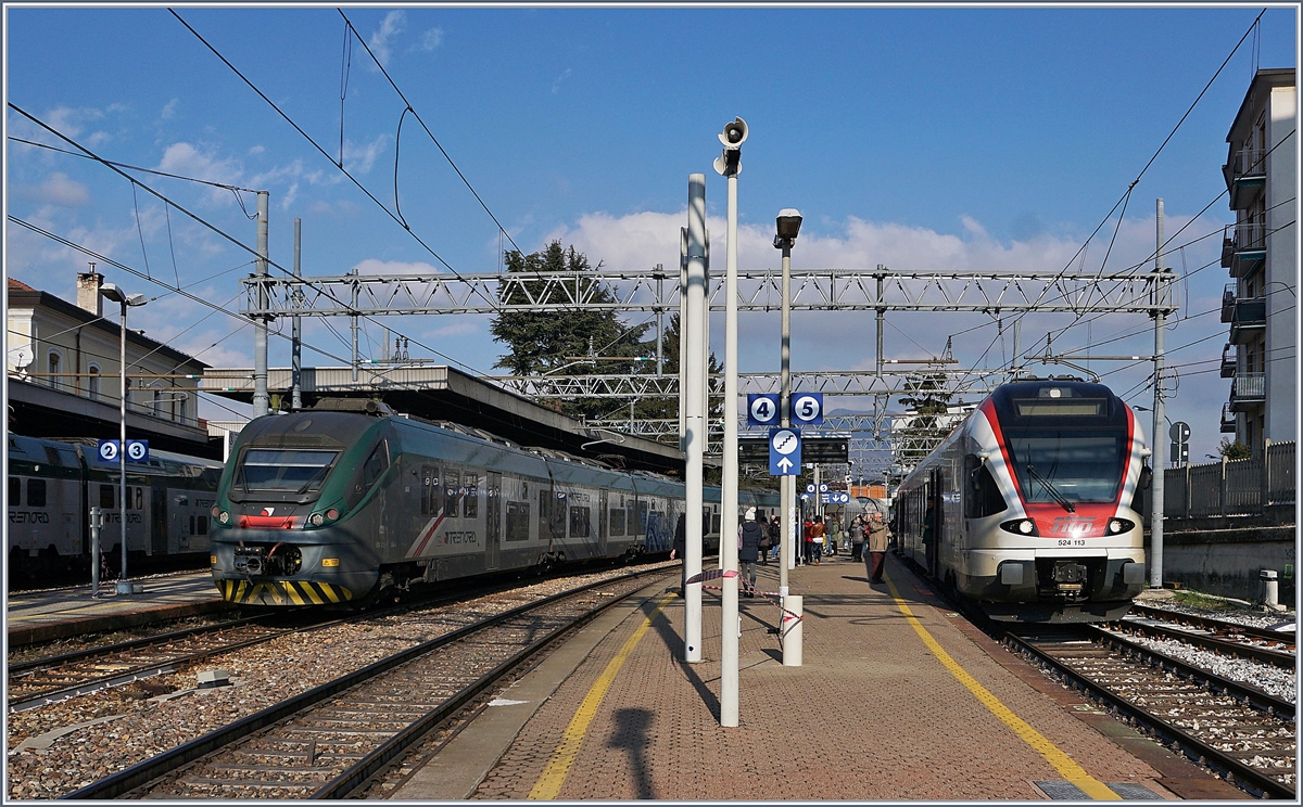 In Varese stehen abfahrbereti ein Trenord ETR 425 nach Porot Ceresio und der SBB TILO Flirt RABe 524 113 als S40 nach Albate-Camerlate (via Mendrisio)

Mit dem Neubau der Strecke nach Stabio wurde die bestehende Strecke Varese - Arcisate - Porto Ceresio grundlegend erneuert.

16. Jan. 2018