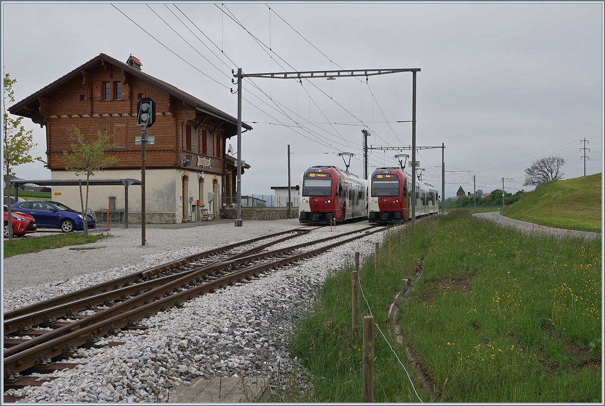 In Vaulruz Sud kreuzen sich die beidnne TPF SURF Be 2/4 / B / ABe 2/4 104 nach Palézieux und der Be 2/4 / B / ABe 2/4 102 nach Bulle. 12. Mai 2020


