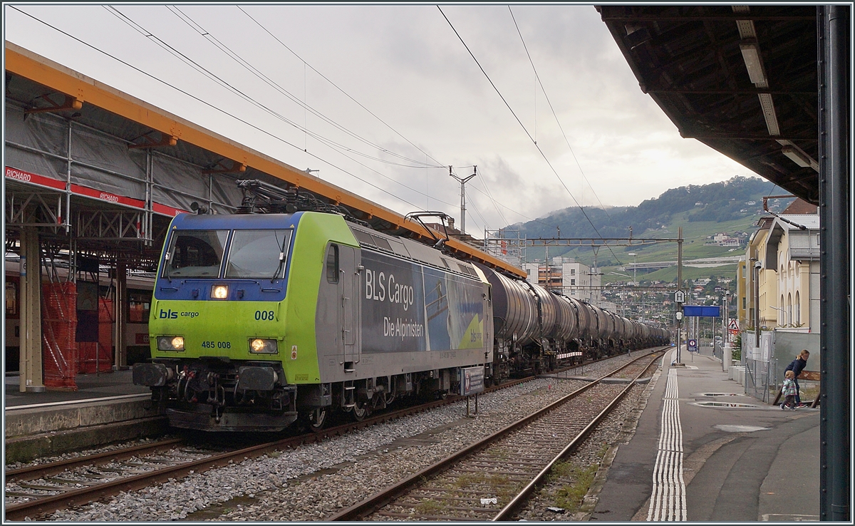 In Vevey gab es am Abend des 10. Juni wieder einmal eine BLS Lok zu sehen, so dass ich trotz des nicht gerade fotogenen Hintergrundes gerne abdrücke, um die BLS Re 485 008 mit einem Kesselwagen Blockzug auf der Fahrt Richtung Wallis bildlich festzuhalten.

10. Juni 2020
