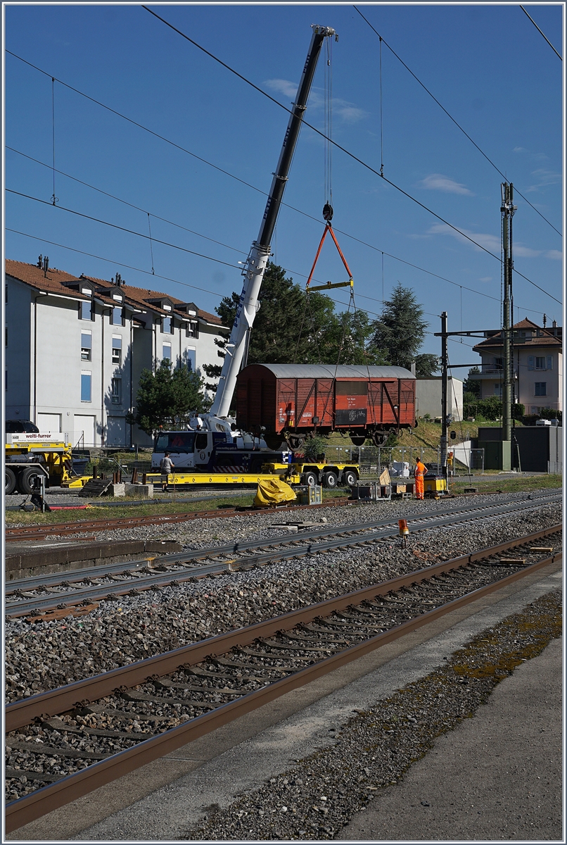 In Villeneuve wird der SBB Xs 40 85 95 49 200-5 CH-SBBI (ex Gs) von einem  Kran von seinem durch den Wegfall einer Weiche nicht mehr am Netz angeschlossen Abstellgleis auf einen Lastwagen verladen. 

1. Juli 2019 