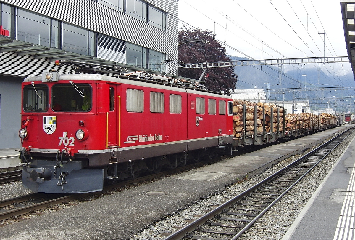 In den wenigen Minuten zum Umsteigen vom Rheintal-Express der SBB auf die Rhätische Bahn wurde in Bezug auf Loks und Züge einiges im Bahnhof von Landquart geboten. Ge 6/6 II 702 'Curia' am 30.05.2013 in Landquart.