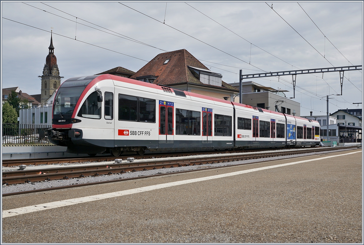 In Zofingen wartet der SBB 520 011-3 auf die Abfahrt nach Lenzburg. Die vom Profil her recht schmalen Treibzüge wurden für die mehrheitlich der Strasse entlang führenden Seetalbahn beschafft, kommen aber auch auf andern Linien zum Einsatz.

24. Juni 2018