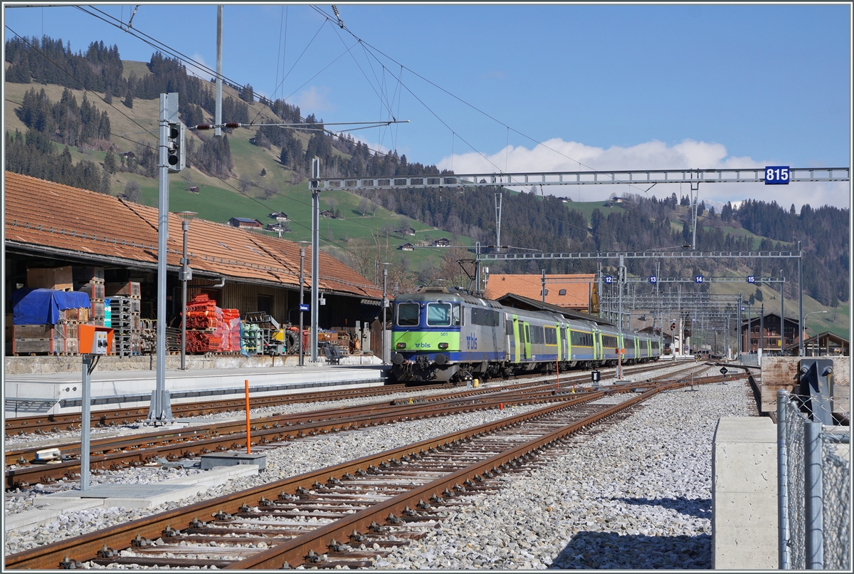 In Zweisimmen wartet die BLS Re 4/4 II 501 mit ihrem EW III RE nach Interlaken auf die Abfahrt. 

14. April 2021