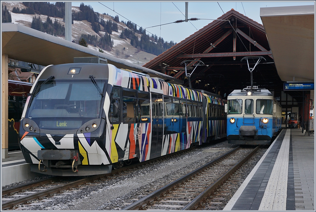 In Zweisimmen zeigen sich der von Sarah Morris gestaltete ABt 341, Be 4/4 5001 und Bt 241  Monarch  nach Lenk und der MOB ABDe 8/8 4001 SUISSE nach Gstaad - (Montreux). 
Durch den Streckenunterbruch Gstaad - Château d'Oex wickelt die MOB den Verkehr im  Ost-Nezt  mit den drei  Lenkerpendel  Be 4/4 und den beiden ABDe 8/8 401 und 4002 ab.  
10. Jan. 2018