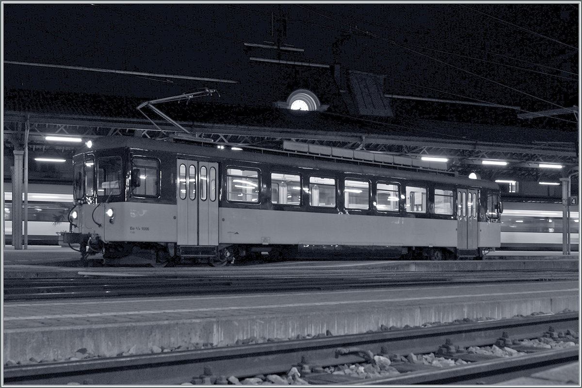 Infolge einer Fahrleitungsstörung zwischen Blonay und Vevey kam ich auf Idee, meine Fahrt zur Arbeit in Fontanivent anzutreten und kam dann zum meiner Überraschung in den Genuss einer Fahrt mit dem ex  Bipperlisi  Be 4/4 1006. Leider reichte die Umsteigezeit nur knapp um ein Bild des Be 4/4 1006 in Montreux zu machen: Der Triebwagen steht in Monteux auf Gleis 4 und wird als Regionalzug 2304 um 6:49 nach Chernex fahren.

19. Nov. 2020