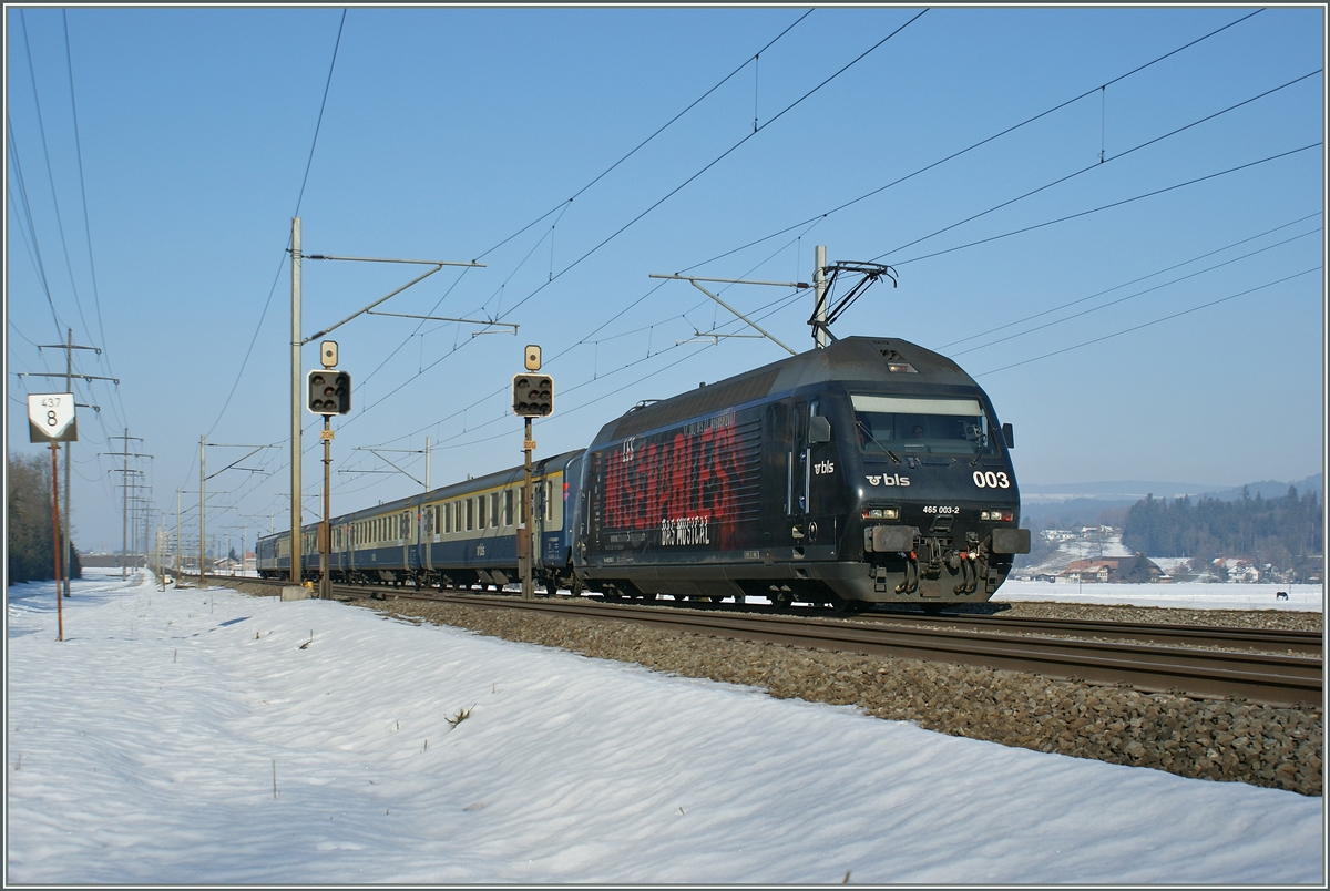 Infolge versp�teter Lieferung der  L�tschberger  mussten  NINAs  einspringen, welche wiederum durch andere Fahrzeuge ersetzt werden musste, wie hier die zu sehende S1 Thun - Bern - Fribourg welche aus der BLS Re 465 003 und einem EW I/II Pendelzug besteht und bei Kiesen in Richtung Bern unterwegs ist.
29. Dez. 2008