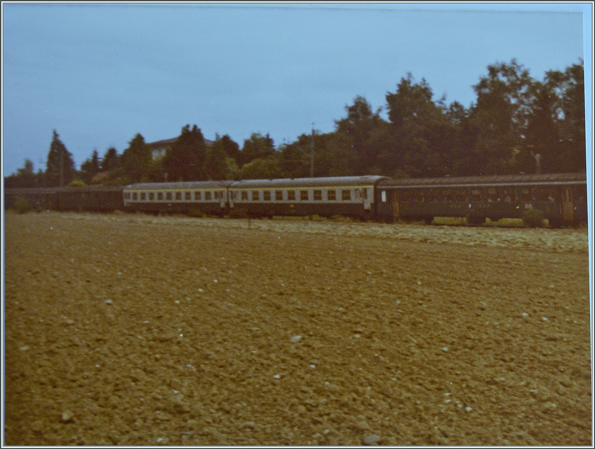 Infolge Wagenmangel mietet die SBB im Sommer 1980 1. Klasse SNCF Wagen. Im Bild sind zwei SNCF Wagen in einem Schnellzug Bern - Biel - Moutier - Delémont mit Kurswagen nach Delle eingereiht und erreichen in Kürze Grenchen Nord.

Analog Bild (110 Film) vom 5. Sept. 1980