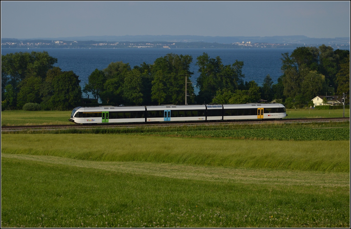 Ins rechte Licht gesetzt macht auch ein GTW was her. 

Thurbo GTW 2/8 zwischen Altnau und Güttingen. Juni 2014.