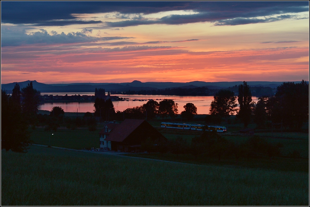 Ins rechte Licht gesetzt macht auch ein GTW was her. 

Eine Doppelgarnitur Thurbo GTW 2/6 bei Tiboltingen. Juni 2014.