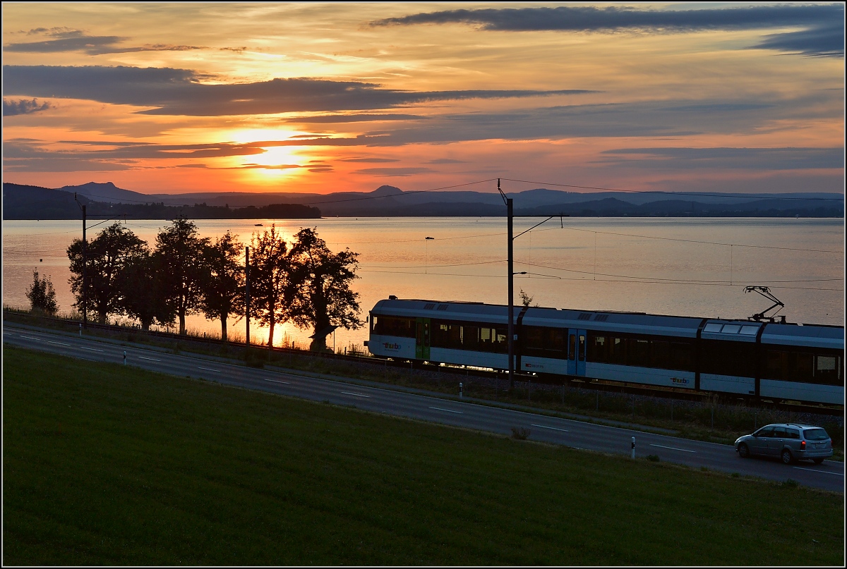 Ins rechte Licht gesetzt macht auch ein GTW was her. 

Thurbo GTW 2/8 unterhalb Arenenberg. Juni 2014.