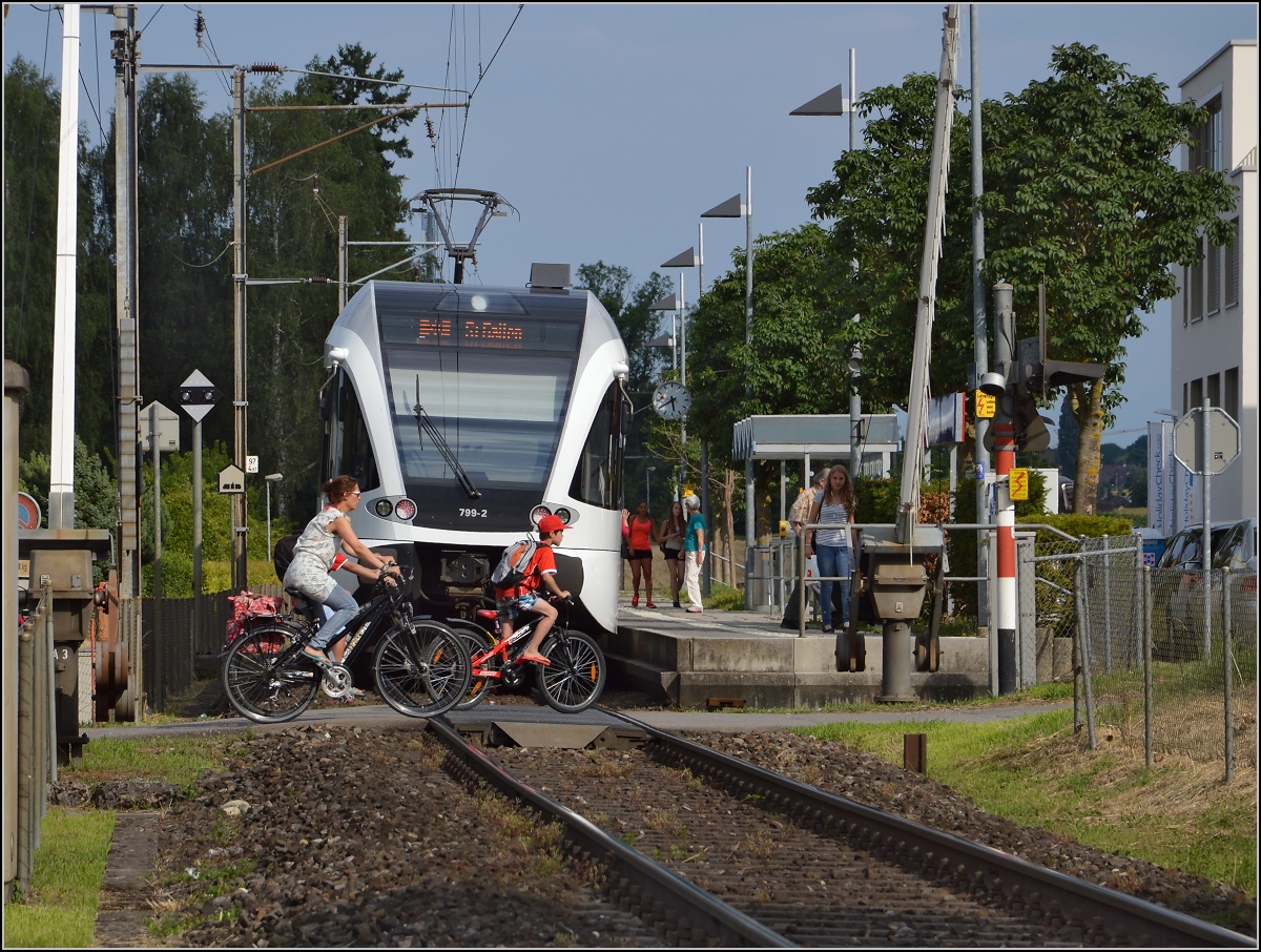 Ins rechte Licht gesetzt macht auch ein GTW was her. 

Thurbo GTW 2/8 in Bottighofen. Juni 2014.