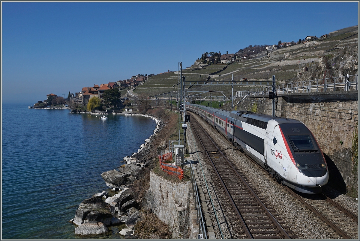 Internationaler Verkehr am Genfersee bei St-Saphorin: Ein TGV Lyria fährt als  TGV de Neige  von Paris Richtung Brig.
26. März 2016