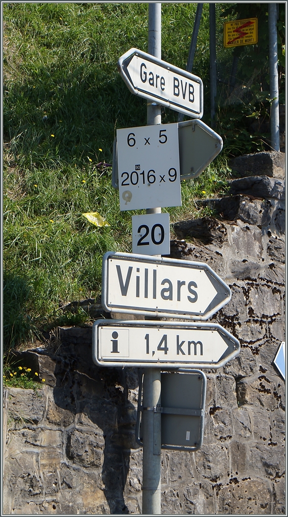 Irisch viele Schilder sind an einem Lampenmast in Gryon angebracht, davon sind immerhin zwei für die BVB bestimmt: die Züge 6 und 5 sowie 206 und 9 kreuzen sich in Gryon, und die Geschwindigkeit auf dem nun folgenden Abschnitt beträgt 20 km/h.
12. August 2015