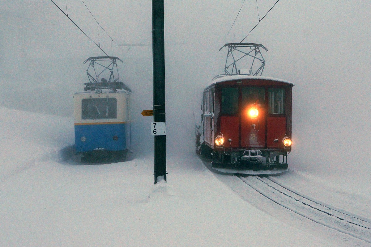 JAHRESRUECKBLICK 2014
von Walter Ruetsch
MEINE ZWEI BILDER DES JAHRES
Der allerletze Wintereinsatz der HGe 2/2 Nr. 2 aus dem Jahre 1909 ist am frühen Morgen des 2. Januar auf dem Rochers-de-Naye bei Schneefall, starkem Wind, Nebel und grosser Kälte entstanden. An jenem Morgen war der Bahnfotograf der einzige Tourist auf dem Berg. Immerhin stand im niemand in's Bild !