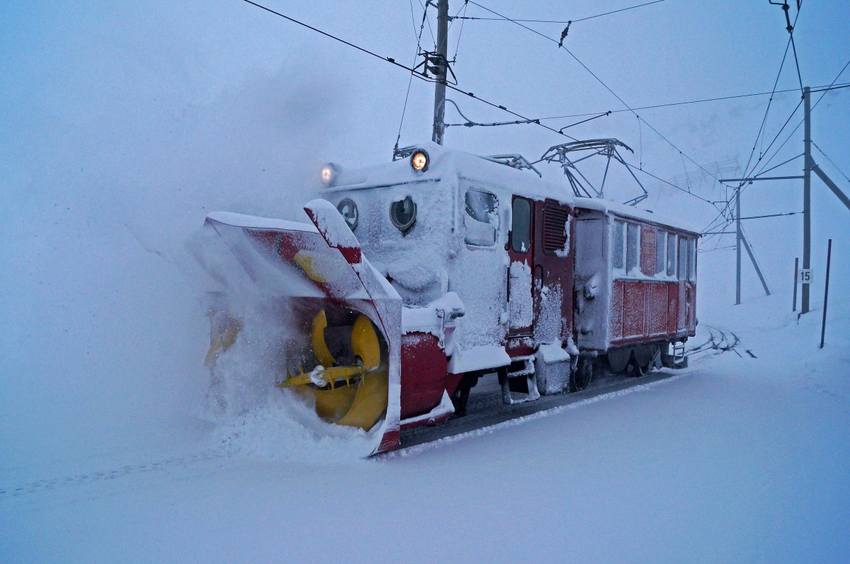 JAHRESRUECKBLICK 2014
von Walter Ruetsch
MEINE ZWEI BILDER DES JAHRES
Der allerletze Wintereinsatz der HGe 2/2 Nr. 2 aus dem Jahre 1909 ist am frühen Morgen des 2. Januar auf dem Rochers-de-Naye bei Schneefall, starkem Wind, Nebel und grosser Kälte entstanden. An jenem Morgen war der Bahnfotograf der einzige Tourist auf dem Berg. Immerhin stand im niemand in's Bild !