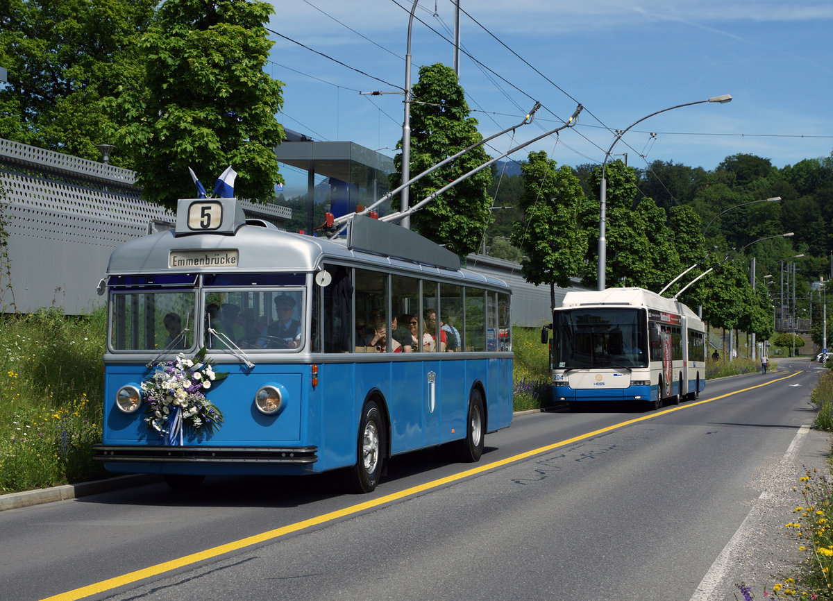 Jahresrückblick 2016
von Walter Ruetsch, Riedholz
Mai
VBL:  75 Jahre Trolleybus in Luzern
Zu diesem Anlass verkehrte  erstmals der frisch aufgearbeitete FBW Trolleybus aus dem Jahre 1950 für Sonderfahrten ab der Haltestelle Verkehrshaus.
Da in der Schweiz der Trolleybusbetrieb im  Eisenbahngesetz enthalten ist,  wurde diese Aufnahme im Zusammenhang mit dem diesjährigen  Jahresrückblick bei den Bahnen eingestellt.
