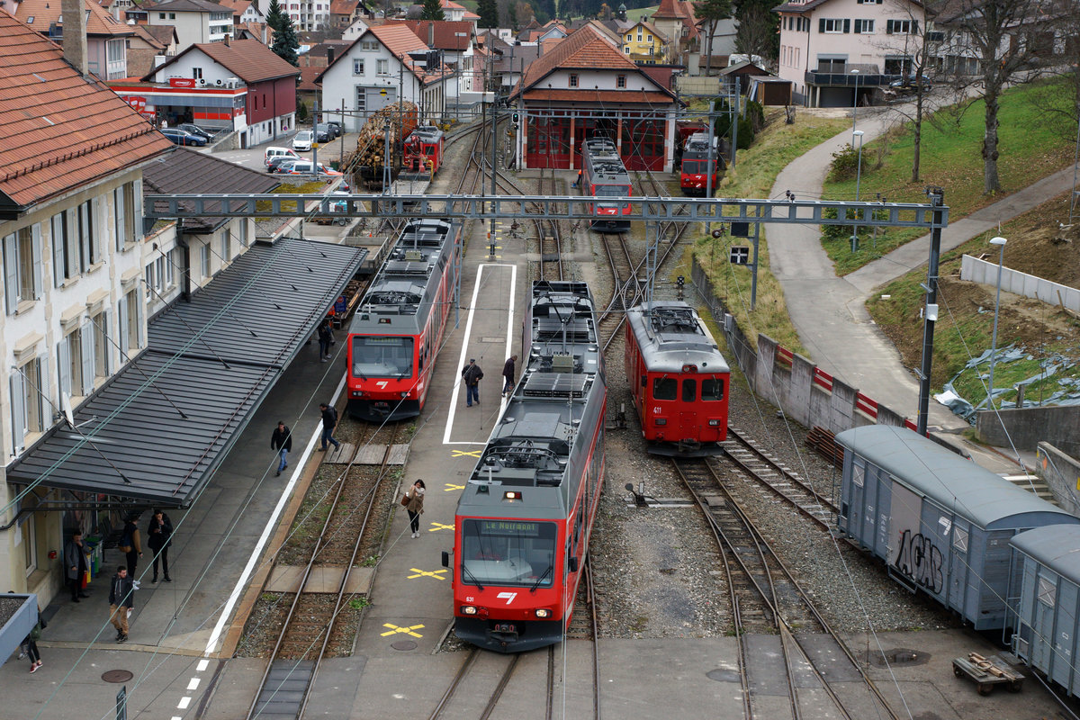 Jahresrückblick 2016
von Walter Ruetsch, Riedholz
November
CJ:  Bahnhof Tramelan
Der Bahnhof Tramelan konnte am 21. November 2016 mit etwas Fotografenglück nur während einem kurzen Moment mit voller Auslastung verewigt werden.


