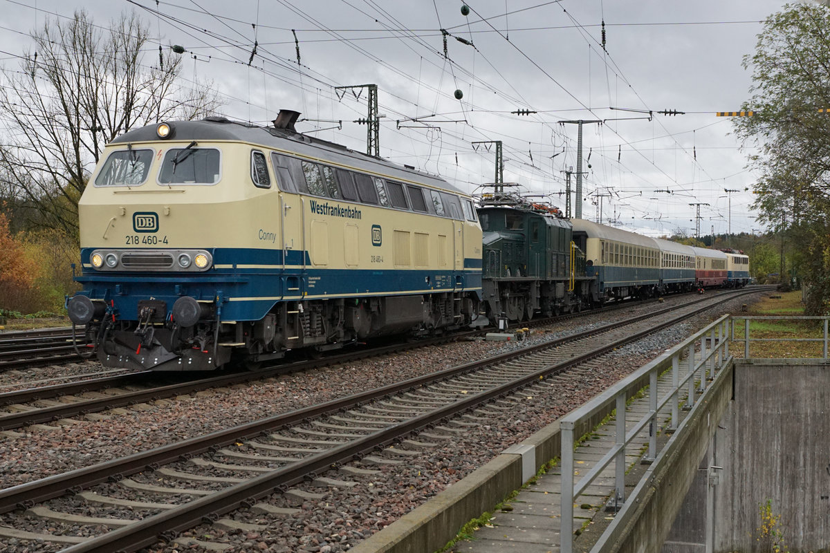 Jahresrückblick 2017
von Walter Ruetsch, Riedholz
NOVEMBER
SBB: SBB HISTORIC.
Rückführung der Ce 6/8 III 14305 von Meiningen nach Olten vom 3. bis 5. November 2017. Diese Aufnahme dieser interessanten Überführung entstand anlässlich der Bahnhofseinfahrt Singen. 
