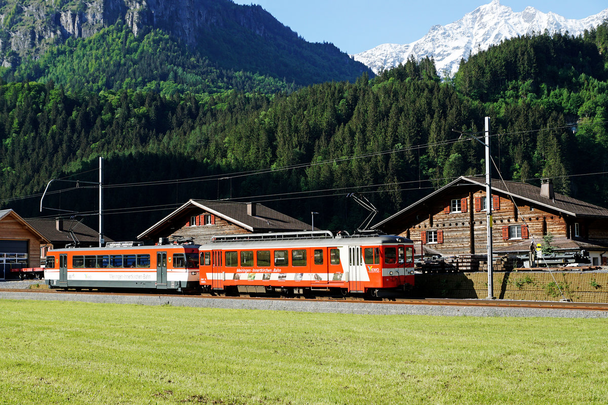 JAHRESR�CKBLICK 2018
von Walter Ruetsch
Serie Nr. 1
Regionalzug der Meiringen Innertkirchen-Bahn (MIB) mit BDe 4/4 11, ehemals CJ, und Be 4/4 8 bei Innertkirchen am 18. Mai 2018.
