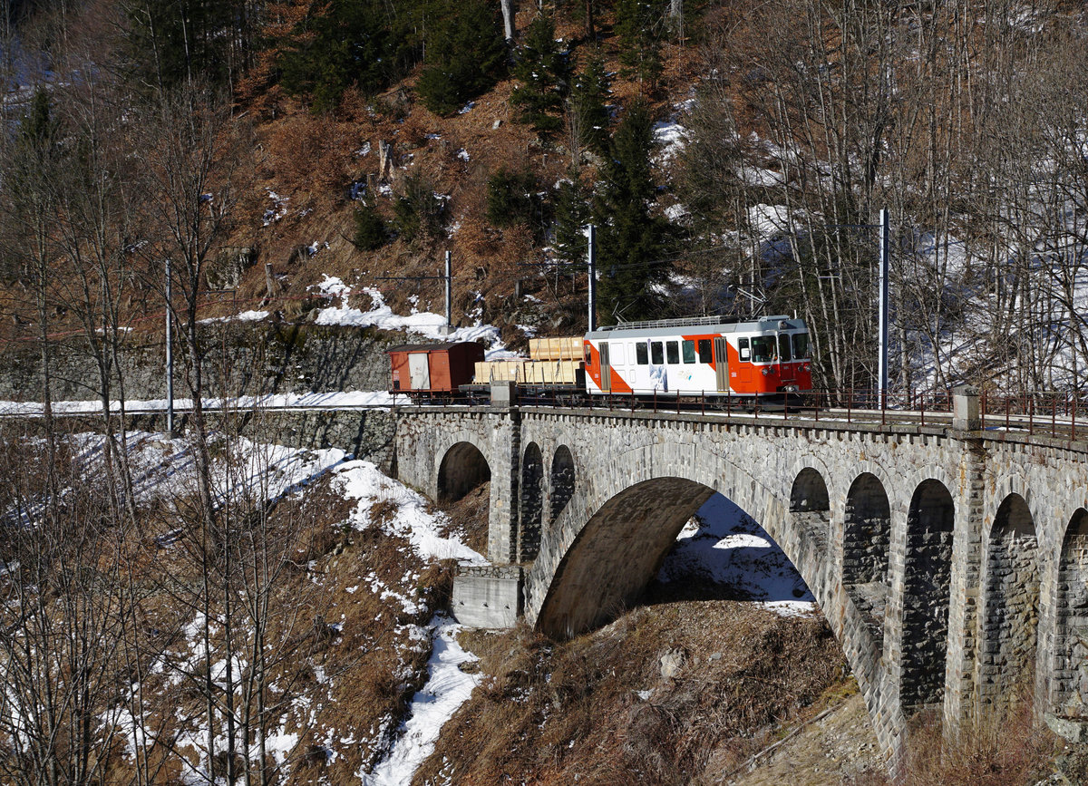 JAHRESR�CKBLICK 2018
von Walter Ruetsch
Serie Nr. 1
G�terverkehr auf der MC aufgrund eines Erdrutsches. G�terzug mit BDeh 501 + EK 142 + Gk 116 auf dem Viadukt kurz vor Finhaut am 9. Februar 2018.
