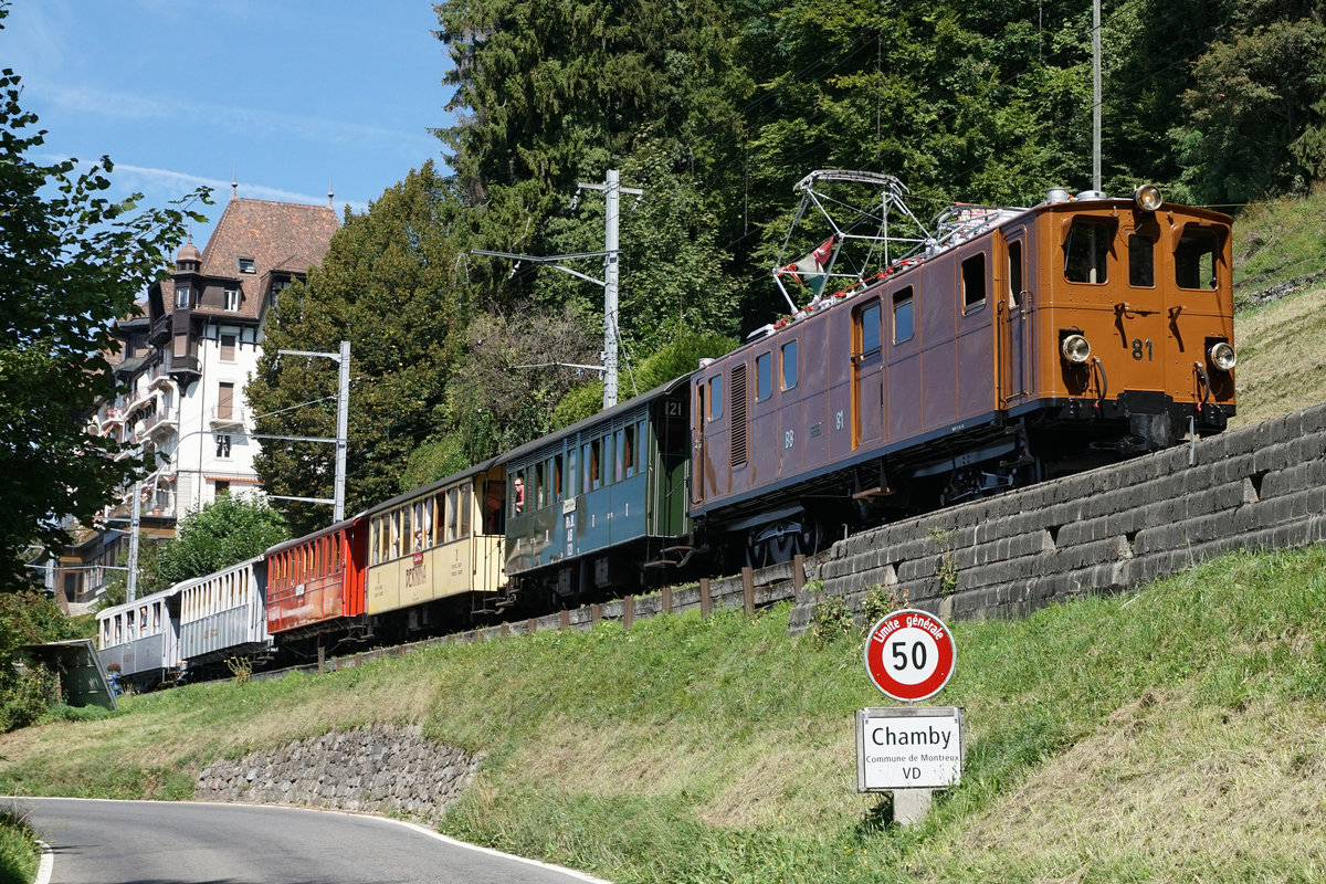 JAHRESRÜCKBLICK 2018
von Walter Ruetsch
Serie Nr. 3
Vom Anfang bis zum Ende der Saison 2018 feierte die Blonay-Chamby-Bahn sein 50 jähriges Bestehen mit einem sehr interessanten und abwechslungsreichen Programm.
Ge 4/4 81 ausserhalb der heimischen Geleisen bei Chamby unterwegs nach Montreux.
