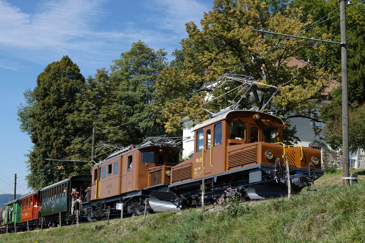 JAHRESRÜCKBLICK 2018
von Walter Ruetsch
Serie Nr. 3
Vom Anfang bis zum Ende der Saison 2018 feierte die Blonay-Chamby-Bahn sein 50 jähriges Bestehen mit einem sehr interessanten und abwechslungsreichen Programm.
Vorspann Leistung der Ge 2/2 161 vor Ge 4/4 182. Hier konnten die beiden Gastlokomotiven zusammen auf der BC verewigt werden was, nicht so schnell wieder vorkommen wird.

