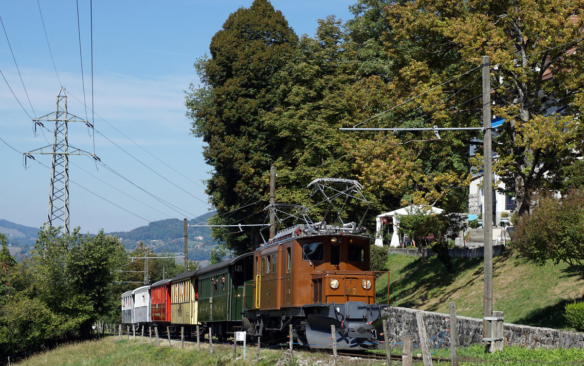 JAHRESRÜCKBLICK 2018
von Walter Ruetsch
Serie Nr. 3
Vom Anfang bis zum Ende der Saison 2018 feierte die Blonay-Chamby-Bahn sein 50 jähriges Bestehen mit einem sehr interessanten und abwechslungsreichen Programm.
Die Gastlokomotive Ge 4/4 182 mit einem langen Zug auf der Fahrt zum Depot-Museum in Chaulin am 8. September 2018.