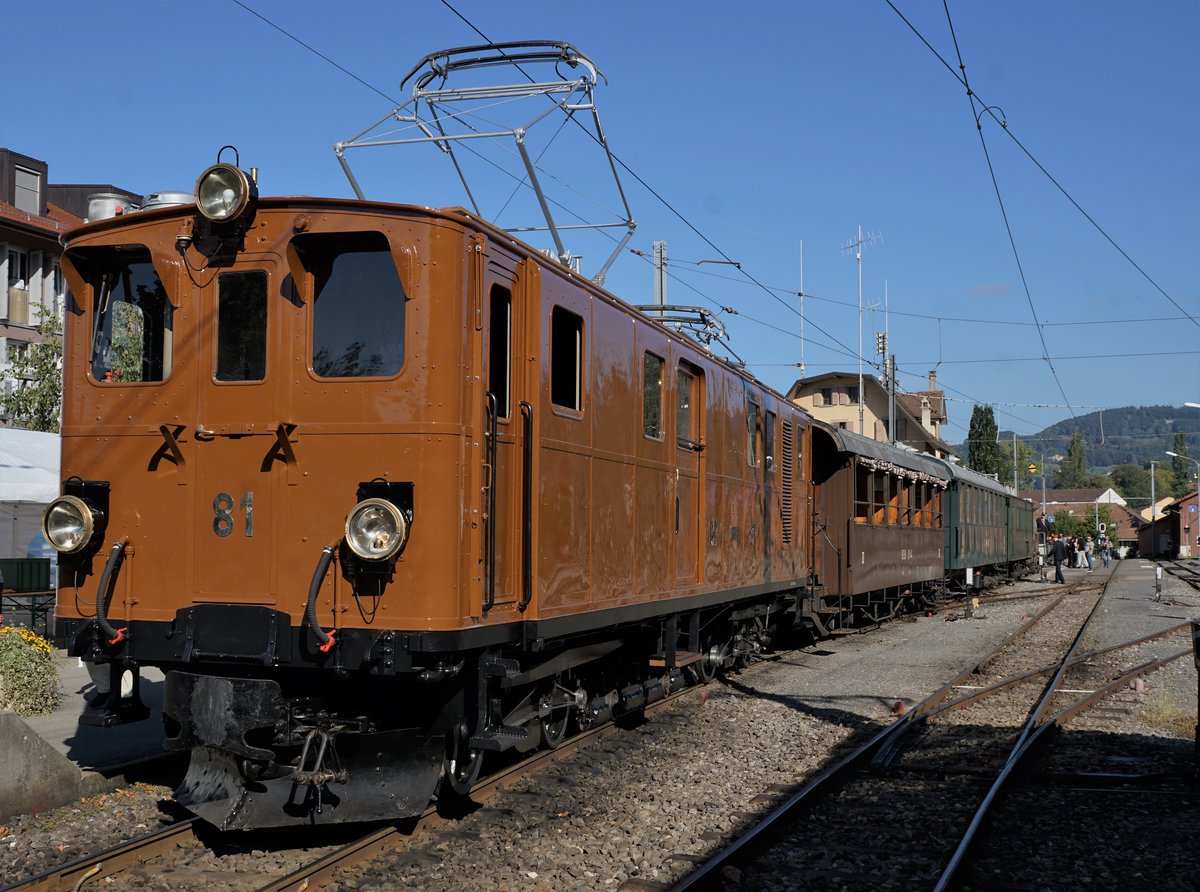 JAHRESRÜCKBLICK 2018
von Walter Ruetsch
Serie Nr. 3
50 JAHRE BLONAY-CHAMY
Chemin de fer-musée
Vom Anfang bis zum Ende der Saison 2018 feierte die Blonay-Chamby-Bahn sein 50 jähriges Bestehen mit einem sehr interessanten und abwechslungsreichen Programm.
Die frisch revidierte Ge 4/4 81 vor einem langen Sonderzug in Blonay zur Abfahrt bereit am 8. September 2018. 
