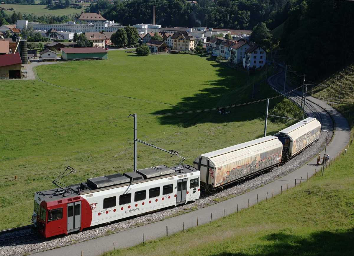 JAHRESRÜCKBLICK 2018
von Walter Ruetsch
Serie Nr. 2
Am 31. August 2018 wurde der Güterverkehr in Bulle eingestellt.
Einer der letzten Rollbockzüge von TPF mit dem Be 4/4 124 oberhalb Broc-Fabrique am 27. Juni 2018.
